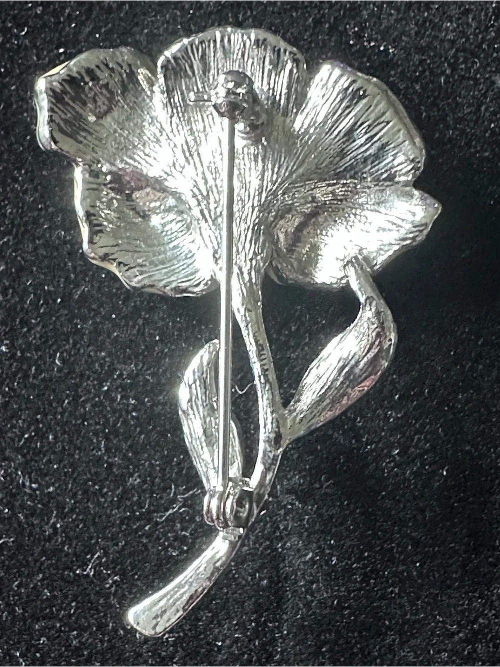 412- Hibiscus-vintage flower-brooch enameled rollover clasp